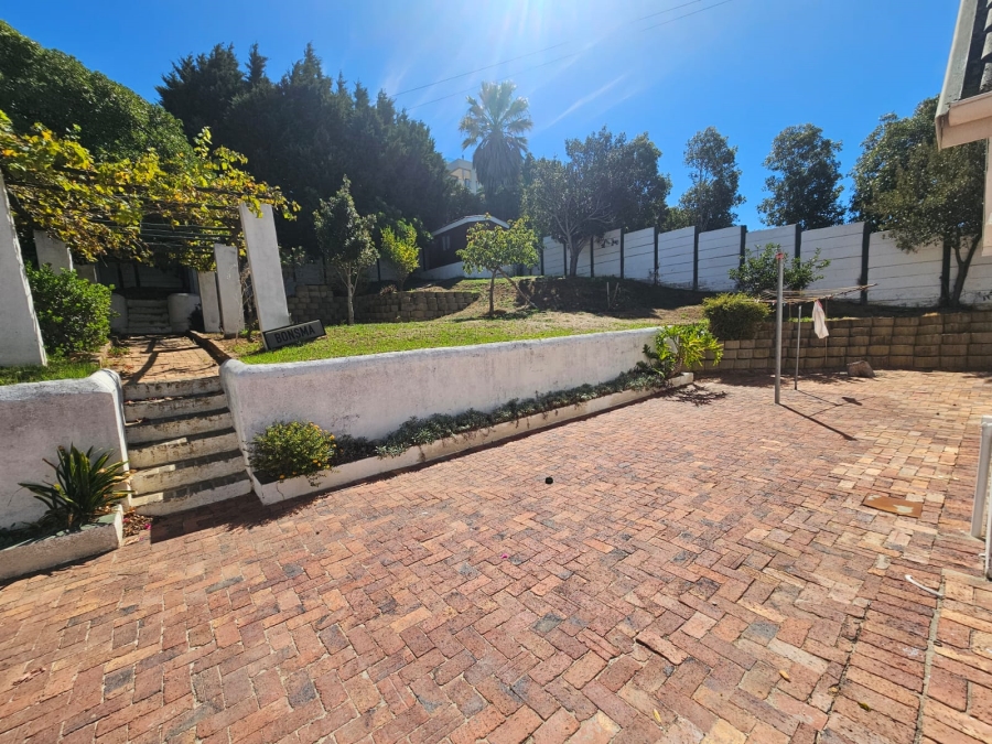 To Let 6 Bedroom Property for Rent in Loevenstein Western Cape